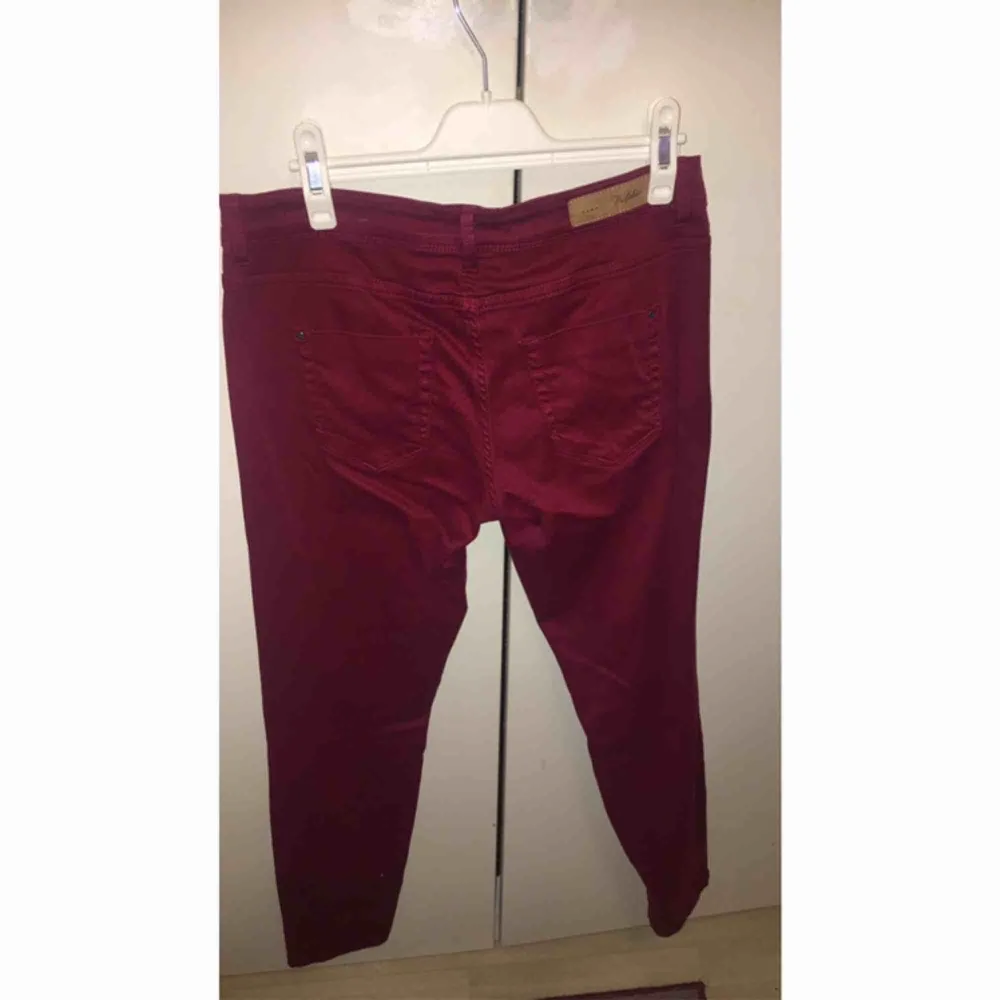 Röda jeans från Zara i fint material, knappt använda. Köparen står för frakten ❤️. Jeans & Byxor.