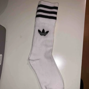  - Helt oanvända strumpor från adidas originals. Strumporna är i storleken 35-38 och det är 3 par. Köparen står för frakt🥰