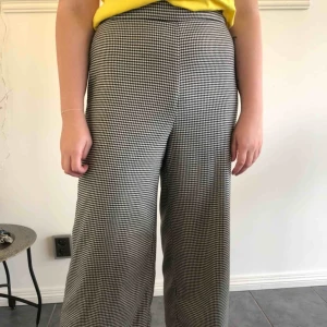  - Byxor från zara i ett rutliknande mönster. Fladdriga nertill och tajtare högre upp med en dragkedja i sidan. Köparen står för frakt🥰