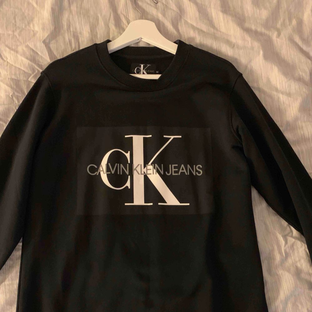Calvin Klein (Ej Tag) - Svart Basic Logo Sweatshirt - Medium - 9/10 använd en gång -Nypris: 850kr - Pris: 400 (fast pris, köparen står för frakt) Kvitto finns (digitalt) Kommer från ett djurfritt och rökfritt hem Mer bilder finns vid intresse i PM.. Tröjor & Koftor.