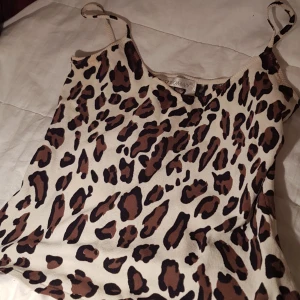  - Snygg leopardmönstratlinne! Den är köpt i Italien och har dessvärre aldrig kommit till användning!❤️💕