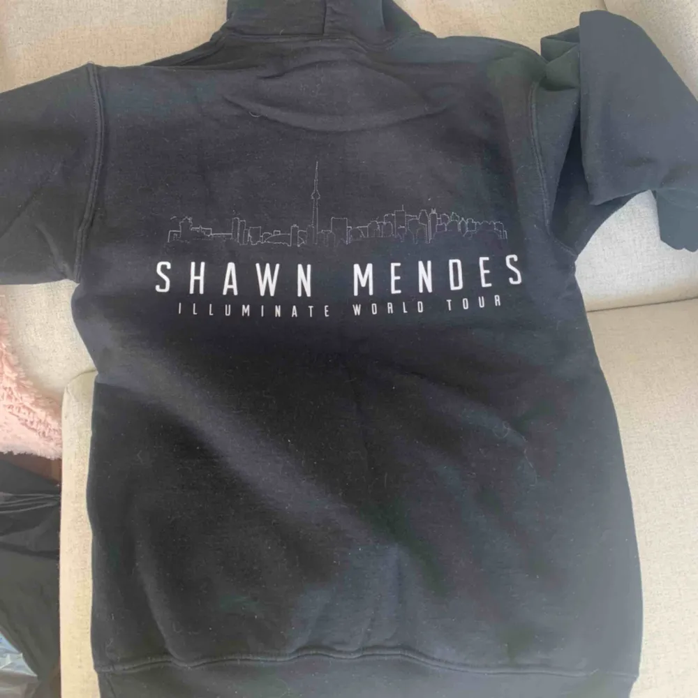 En Shawn Mendes hoodie, köpt från hans konsert för något år sen i Stockholm. Säljer då jag inte använder den, skön och sitter fint på. Köpare står för frakt . Hoodies.
