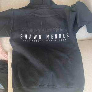 En Shawn Mendes hoodie, köpt från hans konsert för något år sen i Stockholm. Säljer då jag inte använder den, skön och sitter fint på. Köpare står för frakt 