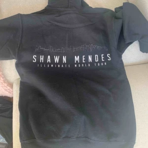 - En Shawn Mendes hoodie, köpt från hans konsert för något år sen i Stockholm. Säljer då jag inte använder den, skön och sitter fint på. Köpare står för frakt 