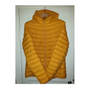  - Sparsamt använd ockragul täckjacka i polyester och nylon. Köptes på Stadium i slutet av september för 600 kr. Säljer eftersom jag har tröttnat på att bära en så speciell färg såpass ofta. Inte några brister eller skavanker. Jag har bara vädrat den så fyllningen är inte skadat av tvätt.                                                                                 Kan mötas upp i Falun eller posta men då betalar du frakten.😊
