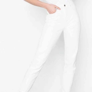  - Vita vintage momjeans från nelly. Hör av er om ni undrar något💖💖