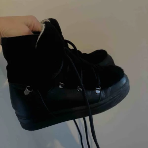 Billi Bi skor, inuikii liknande  - Billi bi skor, använda ett fåtal gånger! Väldigt varma och sköna skor, perfekt till vintern❄️💙🎄Liten klack!  I läder och äkta päls. Inköpspris 2200:-   PRISET GÅR ATT DISKUTERA 