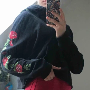  - Svart croppad hoodie med fint broderat mönster, frakt betalar köpare🥰