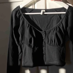  - Tröja köpt på här på plick! Jätte jätte fin, men var tyvärr inte rätt storlek för mig. (Inte mina bilder, förutom sista) frakt tillkommer, skriv vid frågor! ❤️