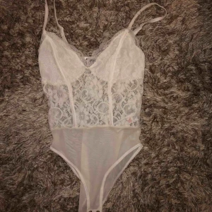  - Vit body från New Look köpt på Zalando. Kostade 249 från början och den är helt oanvänd. 