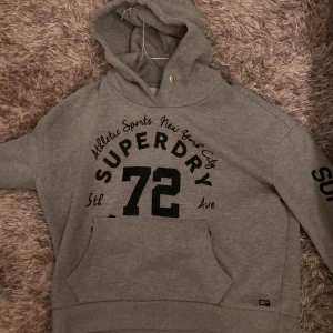  - Grå super skön hoodie från Superdrystore, köptes för 799 kr. 