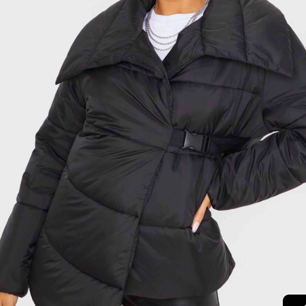 Puffy jacket från Pretty Little Thing Köpt för 620kr- säljes för 460 HELT NY! Aldrig använd!  Storlek 10 (S/M) Svart, utan dragkedja, ”låset” ser ni på bilden. Jackor.