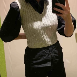  - Sjukt snygg silvrig väst!! Mycket sparsamt använd och köpt i Italien av min käre mor på tidigt 2000-tal! Även trendigt med västar nu??? (Frakten ligger på 36kr)  (JUST NU PÅ BUDGIVNING)