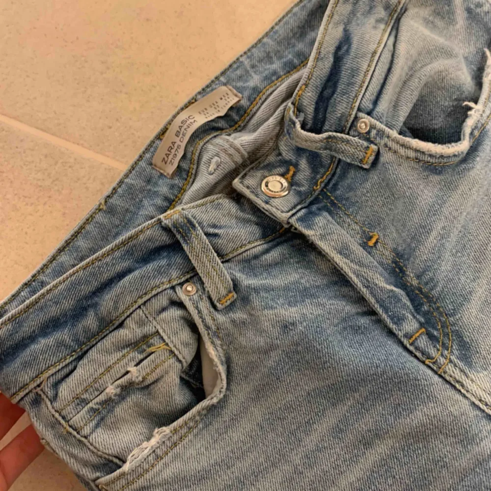 Bootcut jeans från zara , nyskick då jag använt de ca 3 ggr . Jeans & Byxor.