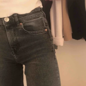  - stentvättade svarta snygga jeans ifrån h&m. använt dem få gånger, inga slitningar och bra i skick 