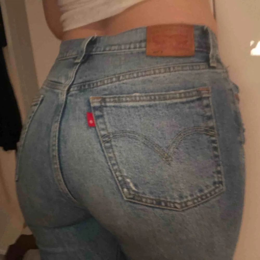 Säljer dessa snygga jeans från levi’s i deras populära modell 501. Vet inte exakt storlek på dessa men sitter bra i midjan på mig som i vanliga fall brukar ha M/38 i underdelar. Säljer pga inte används. Nypris; 999kr. Köparen står för frakt!✨. Jeans & Byxor.