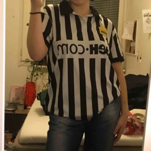  - Svart-vit ”staff” t-shirt. köpt second hand.