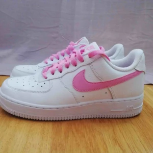  - Supercoola skor!! Älskar dom men har tröttnat lite på dom därför jag säljer dom.  Stl. 40 men skulle säga att dom passar 39 Nypris: 1700kr  