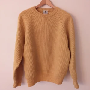  - Jättevarm och go tröja i 100 %fin ulll från Italien. Perfekt till vintern i varm gul färg.