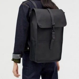  - trendig rains ryggsäck i large, nyskick knappt använd :) dma ifall du vill ha fler bilder! 