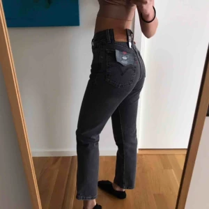  - Helt NYA Levi’s 501 cropped! En trendig och supersnygg modell som tyvärr inte passade mig.Oanvända och köptes för 1149kr, FRAKTEN INKLUDERAD!🥰Alla prislappar hänger  kvar! PRIS KAN DISKUTERAS MEN TAR INGA SKAMBUD!