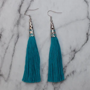  - Tasselörhängen i turkos och silver. Nickelfria. Fri frakt vid köp över 100:-.