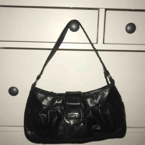  - En svart axel väska 