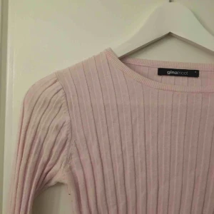  - Ribbad rosa tröja, bra skick