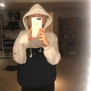  - Säljer en av mina favorithoodies. Den är marinblå och vit med en riktigt bra luva.