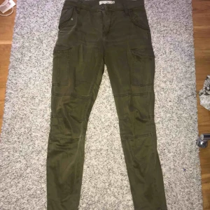  - Ett par schyssta gröna jeans med fickor på sidorna har ett tajt material och sitter bra, tyvärr har ena knappen åkt bort, men dem funkar väldigt bra iallafall frakt 50kr