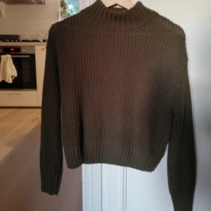  - Mysig tröja i armygrön färg. Lite nopprig längst ner men syns knappt. Hämtas i Årsta 