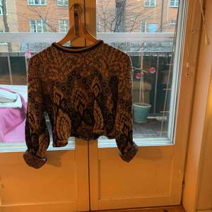 Crop top. Lite glittrig. Köpt second hand! Superfin men kommer inte till användning 