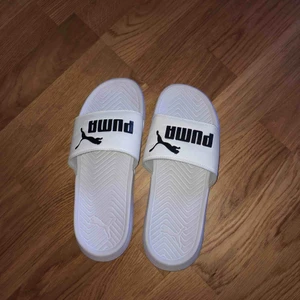  - Säljer mina Puma tofflor, använda i skolan kanske 1 månad men sen vart jag inte så förtjust i dom.( storlek 39 ) super fint skick! Köparen står för frakten 