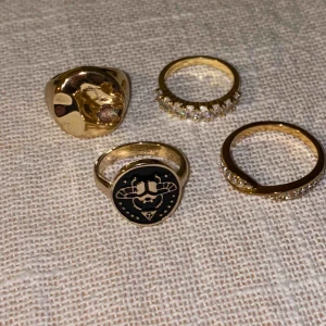  - Ringar. Från vänster på handen. Snö Of Sweden, Snö Of Sweden, Gina Tricot, Snö Of Sweden. Knappt använda! 