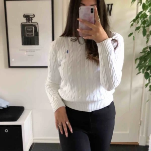  - Väldigt fint skick. Vit kabelsrickad Ralph lauren tröja 