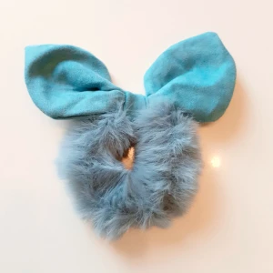  - Lyxig vinterscrunschie i turkos💙Material:Cotton Märke: Cute Simple Frakt: 11:-