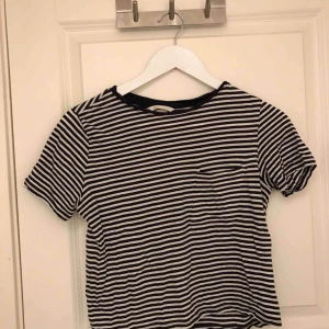  - Säljer denna tröja från H&M då den inte kommer till användning. Skriv för bättre bilder. Kan mötas upp i Norrtälje. Frakt tillkommer.💖