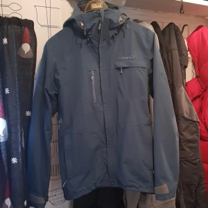  - Gortexjacka från Norrøna modell Svalbard. Fantastiskt jacka i mycket fint skick. 