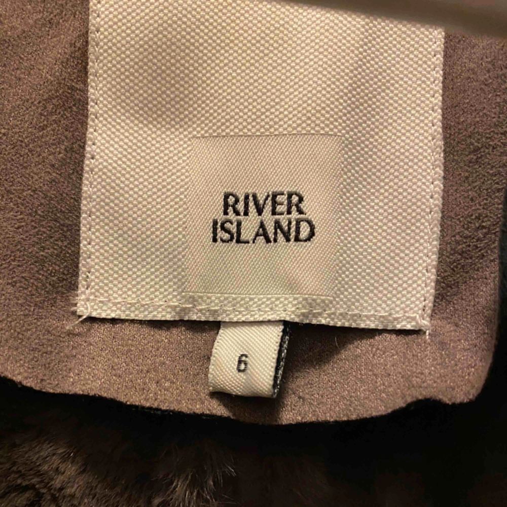 Superfin brun/grå jacka från River Island. 💞💞💞Använd fåtal gånger. Säljs för håller på att rensa garderoben! Nypris: 800kr      Frakt tillkommer. . Jackor.