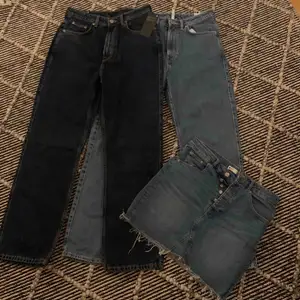 2 par jeans och 1 kjol  Jeansen är ifrån Weekday och är i modellen ”ROW” storlek 30/30.   Dom ljusblåa jeansen är använda i gång och dom mörkblå är helt nya och prislappen sitter kvar.  Jeanskjolen är från Ginatricot och är i storlek 38, använd 2 gånger. 