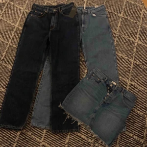  - 2 par jeans och 1 kjol  Jeansen är ifrån Weekday och är i modellen ”ROW” storlek 30/30.   Dom ljusblåa jeansen är använda i gång och dom mörkblå är helt nya och prislappen sitter kvar.  Jeanskjolen är från Ginatricot och är i storlek 38, använd 2 gånger. 