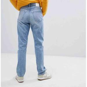 Jeans från Weekday i modellen ”Line”. Använd ett fåtal gånger. Frakt tillkommer! Skicka ett PM vid frågor om storlek, fler bilder på plagget etc. 🥰