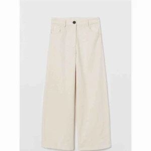  - Jättefina och sköna vita manchesterbyxor från HM. Pris kan diskuteras. Köparen står för frakten 💕