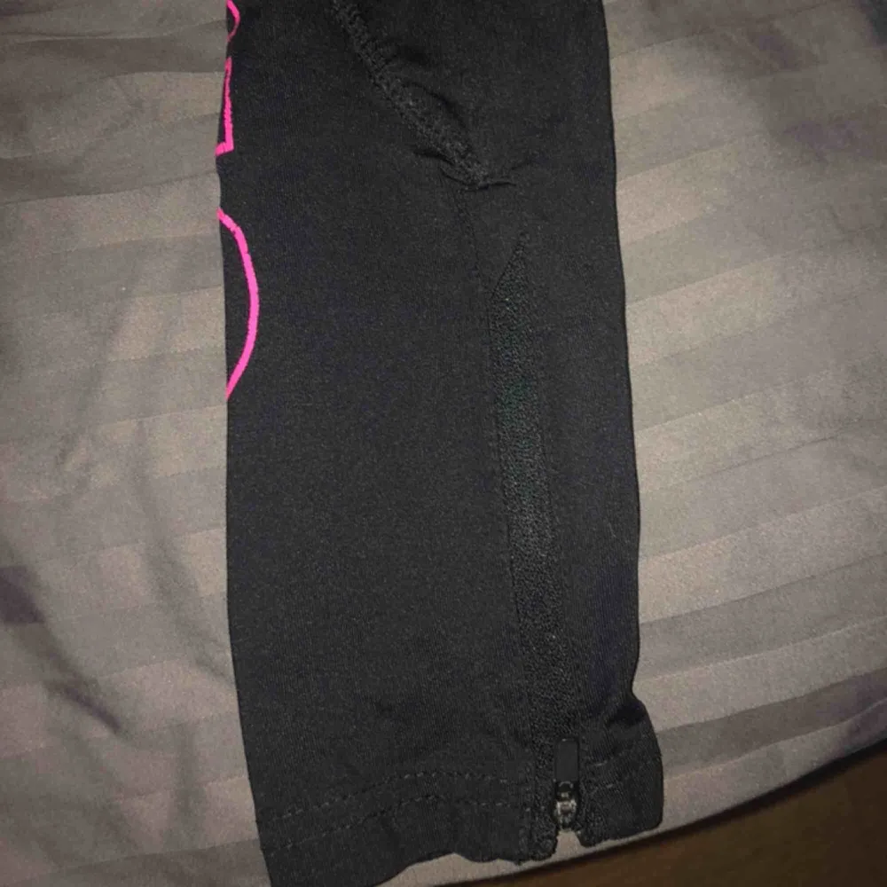 Jättesköna gymtights från gina som formar sig fint efter kroppen  Storlek XS och knappt använda . Övrigt.