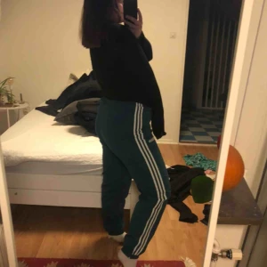  - Sjukt snygga vintage adidasbyxor 💚 Det står ingen strl men förmodligen M. Perfekt skick och materialet är en blandning mellan sweatshirt och windbreaker. Hade behållit dessa själv om de inte var lite för små :( Skicka för mer info 