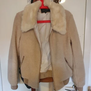  - sjukt snygg fluffig jacka från River Island i storlek 12 vilken motsvarar 38 är ej längre min stil och säljer därför den. Möts upp i sthlm eller Lund