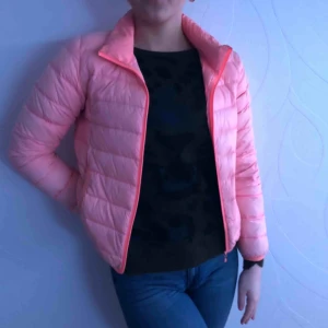  - Tunn jacka! Perfekt t våren Cool färg Neon rosa/orange