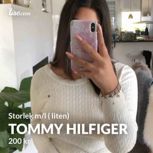  - Vit kabelsrickad tröja. 