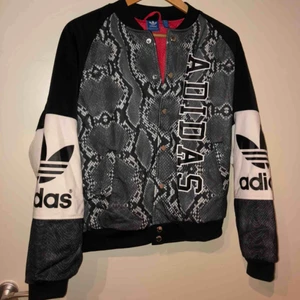  - Oanvänd adidasjacka. Storlek 38. 