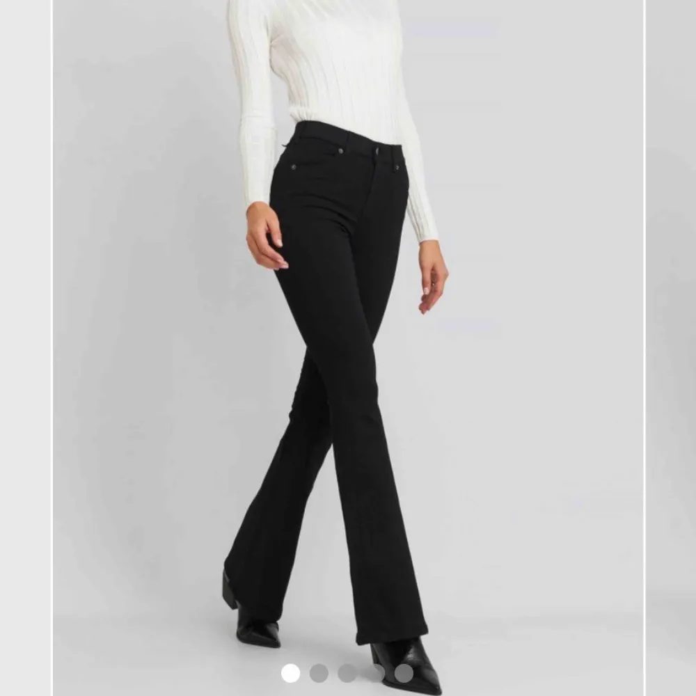 Helt nya dr.denim bootcut jeans i modellen ”Macy”. Prislapp kvar. Jätte fina. Storlek XS och längd 32, väldigt stretchiga så skulle säga att de passar XS-S. Ny pris 500kr. Jeans & Byxor.